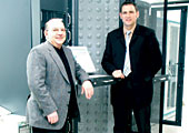 Bruno Maser (Atlantic Zeiser), Christian Gebhart (Vertriebsleiter AZTEKA Deutschland): Gute Zusammenarbeit: P2plus ermöglicht bei ATLANTIC ZEISER zusammen mit der neuen Serverfarm (Gesamtkosten eine Million Euro) eine weltweite aktuelle Datenverfügbarkeit sowie eine effiziente Vertriebssteuerung und Projektverwaltung.