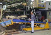 GURA fertigt Standardkomponenten wie einzelne Bahnelemente und komplette Anlagen etwa für die Palettenbeförderung.