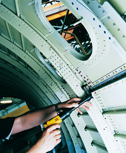 Die komplexen Bohreinheiten von LÜBBERING sorgen für eine sichere Anbringung von Flugzeugflügeln an den Rumpf Die komplexen Bohreinheiten von LÜBBERING sorgen für eine sichere Anbringung von Flugzeugflügeln an den Rumpf